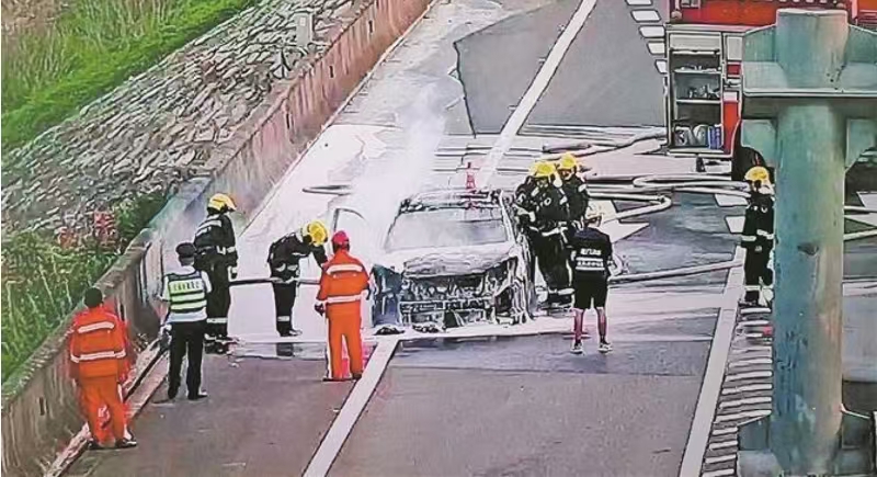 廈門日?qǐng)?bào)：高速服務(wù)區(qū)入口匝道處 一輛越野車自燃   加油站工作人員 帶滅火器先趕到   在各方合力撲救下 現(xiàn)場(chǎng)無人員受傷